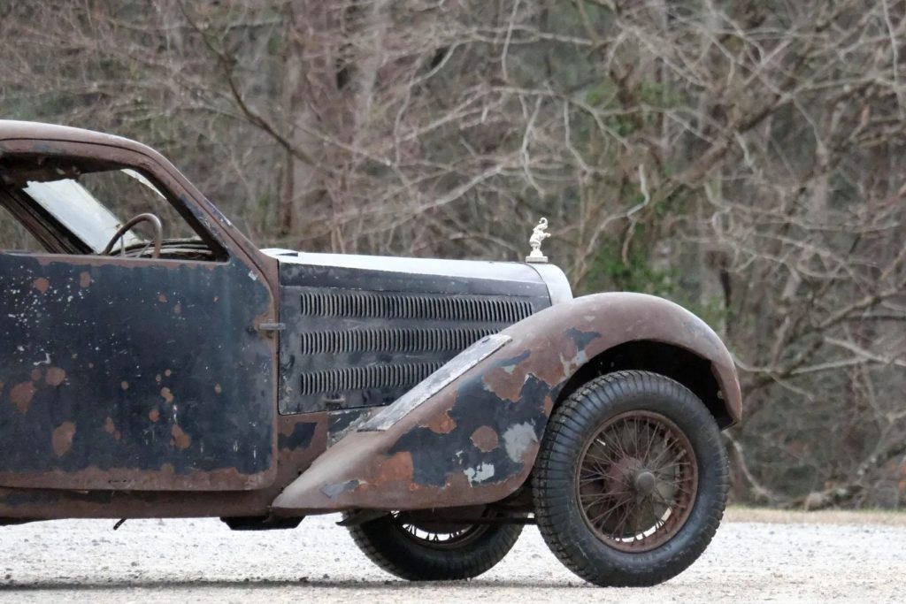 Az évtizedek mellett legendák lengik körbe ennek a régi Bugattinak a történetét. Egy cirkuszi társulatnál kezdte pályafutását, közel 90 évesen pedig reménykedhet egy új kezdetben.