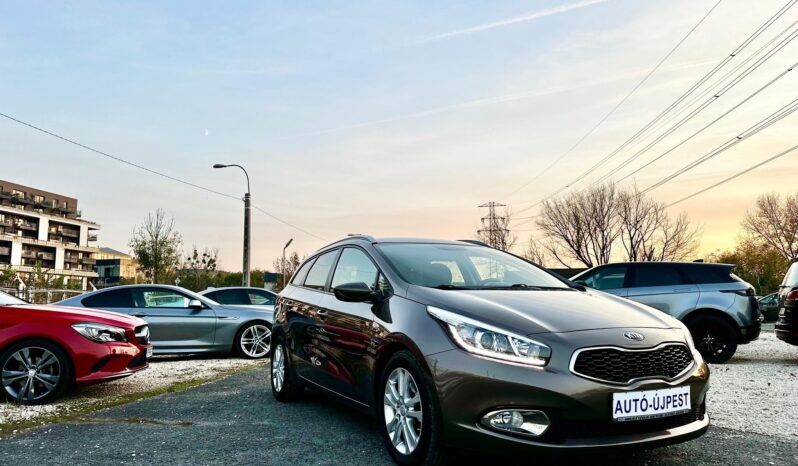 KIA CEE’D SW 1.6 GDI Limitált Prémium VEZ.SZ.KÖNYV-NAVI-KAMERA-TEMPOMAT-LED-SÉR.MENTES! teljes