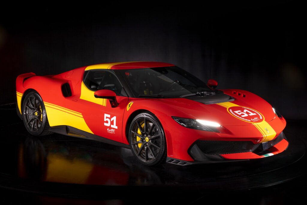 Különleges kivitelt készített a 296 Specialéból a Ferrari: a Piloti Ferrari limitált szériából kizárólag a márka ügyfélversenyzői, illetve a gyári pályaprogramok résztvevői jogosultak vásárolni.