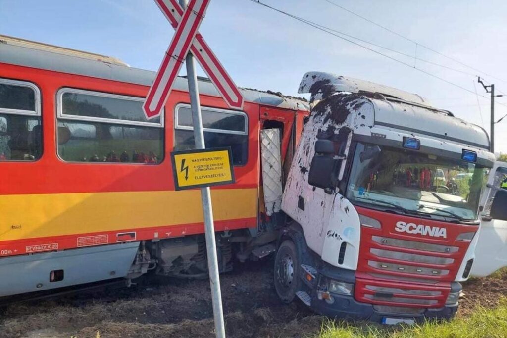 A Budakörnyéki Járási Ügyészség vádat emelt egy kamionsofőrrel szemben, aki figyelmetlensége miatt a vonat elé hajtott. Az ütközés következtében tizennyolc személy sérült meg. 
