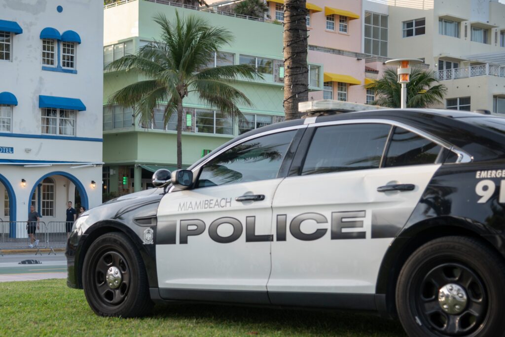 Akciófilmbe illő jelenet zajlott Miami belvárosában: egy BMW-s elgázolt egy közlekedési rendőrt, aki aztán a motorháztetőbe kapaszkodva rántott fegyvert.