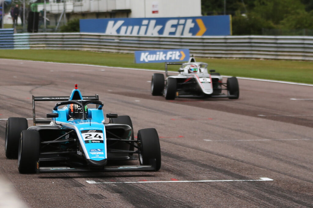 Molnár Martin az első magyar, aki FIA által felügyelt Forma–4-es bajnokságban nyerni tudott. A Virtuosi Racing pilótája a Thruxtonban aratott siker után a bajnokságban is megközelítette az elsőt.