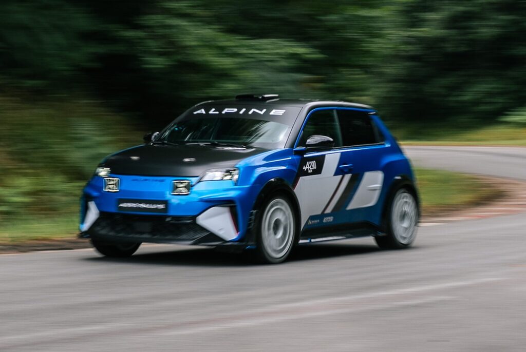 A Renault R5 Turbo az 1980-as évek ikonikus rali versenyautója volt. Most ismét felbukkanhat a rali világába, méghozzá az Alpine közvetítésével, elektromos hajtással.