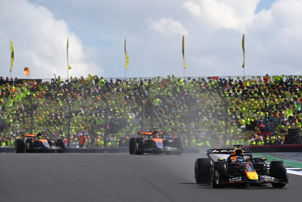 Egyértelmű utalást tett arra a McLaren csapatfőnöke, hogy szerinte Max Verstappen ügyeskedése miatt került bajba Oscar Piastri a Forma-1-es Brit Nagydíjon.