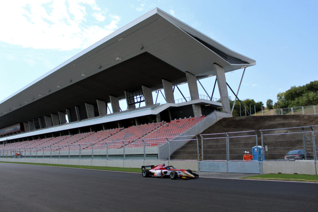 Megújult a Hungaroring bokszutcaépülete és főtribünje - elsőre nem is gondolnánk, de ezeknek érezhető hatásuk lehet a Forma-1-es Magyar Nagydíjra is.