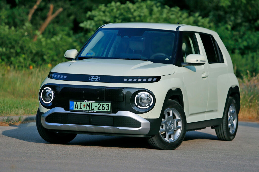 Soká tartott, míg az autógyártók rájöttek, hogy nem izmos elektromos szörnyekre van szükség, hanem olcsó, takarékos kisautókra. Mint amilyen a Hyundai Inster.