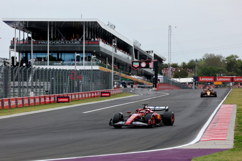 A pole-ból indulva még a dobogóra sem állhatott fel Charles Leclerc a 40. Forma-1-es Magyar Nagydíjon. A ferraris elárulta, min úszott el a futama.