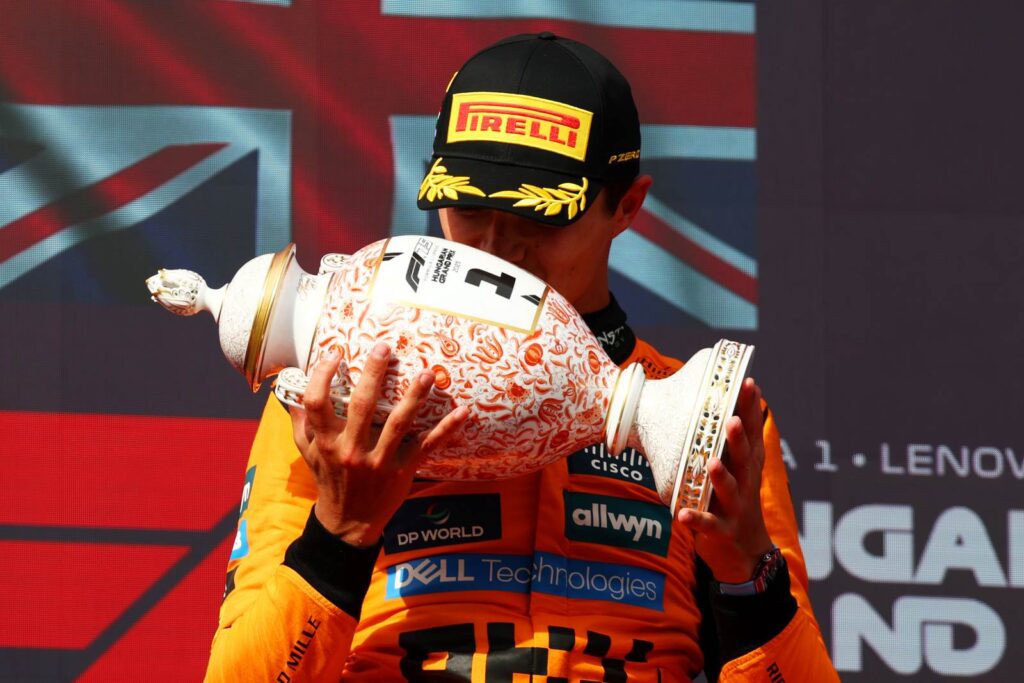 A mclarenes Lando Norris megtanulta a leckét: a vasárnapi Magyar Nagydíj győztese úgy vigyázott a herendi trófeákra, mint a hímes tojásra.