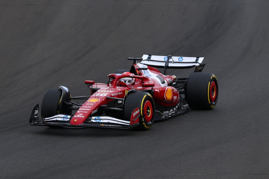 Az F1-es Magyar Nagydíjon dobogós George Russell szerint nem volt véletlen Charles Leclerc lelassulása: úgy véli, a Ferrari direkt vett vissza, nehogy kizárják őket.