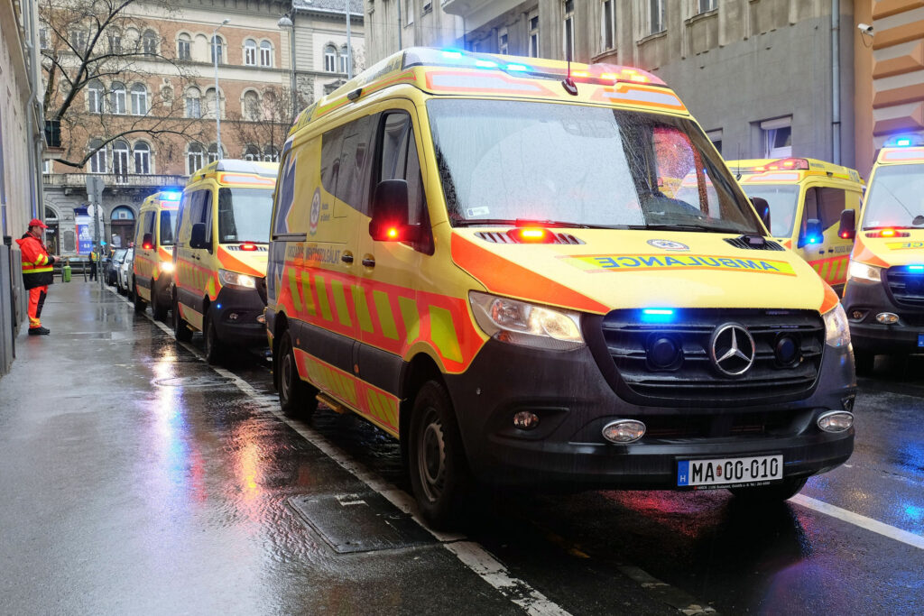 Segíteni akart a szirénázó mentőnek Budapesten, ám lehet, hogy ezért nagy árat kell fizetnie egy autósnak. A hatóságok a jogszabályokra mutogatnak.