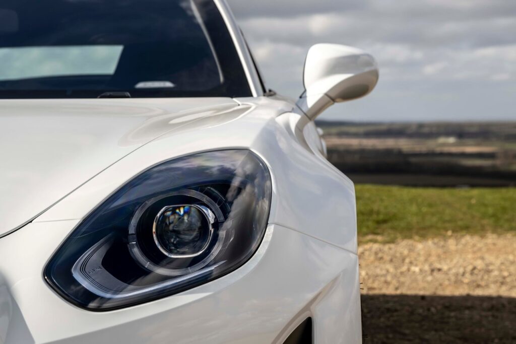 Kis túlzással meg vannak számlálva a benzines Alpine A110 utolsó napjai. Már az utolsó szériát kezdik el gyártani a népszerű sportkupéból.