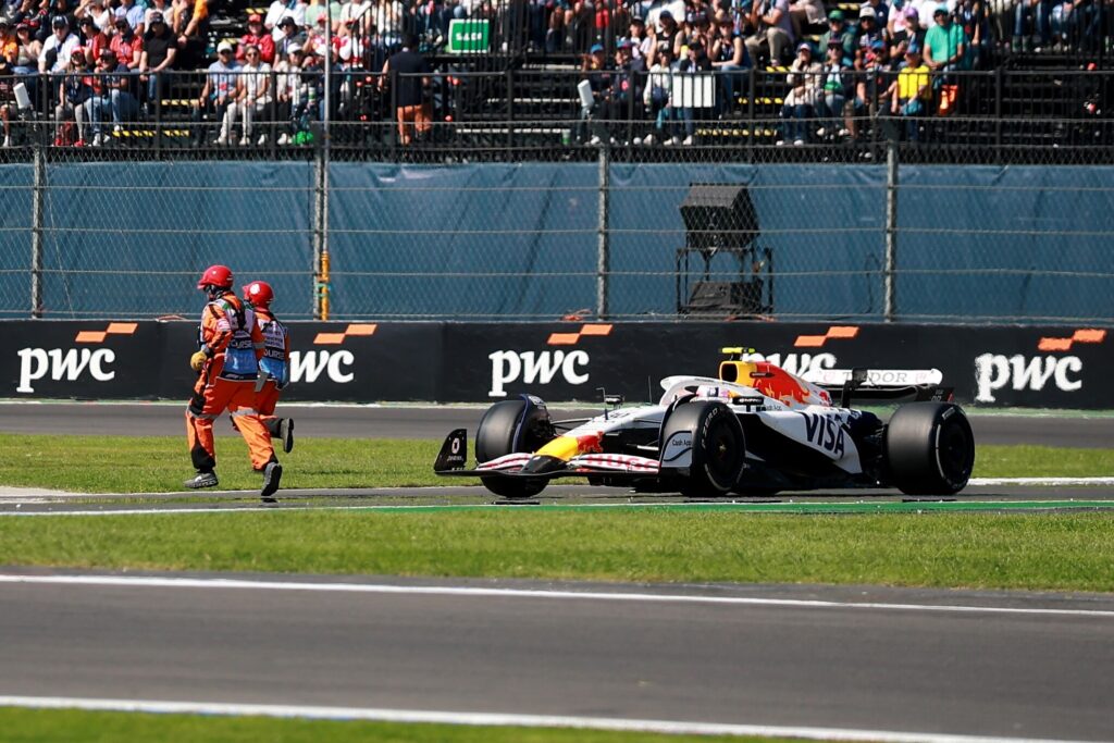 A közvetítésbe nem került bele, de egy alkalommal szó szerint életüket kockáztatták a Forma-1-es Mexikóvárosi Nagydíj pályamunkásai.