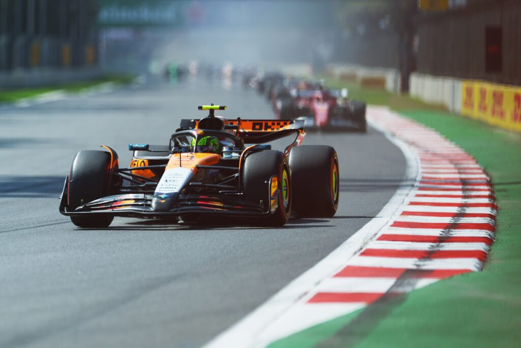 Lando Norris simán nyerte az F1-es Mexikóvárosi Nagydíjat, miközben bajnoki riválisai küzdelmes futamot zártak. A brit egy ponttal vezeti is a világbajnokságot.