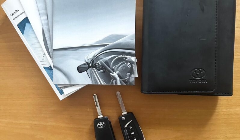 TOYOTA COROLLA Sedan 1.6 Lounge MAGYAR-VÉGIG MÁRKASZERVIZ-100eKM-2 TULAJDONOS-GARANCIA! teljes