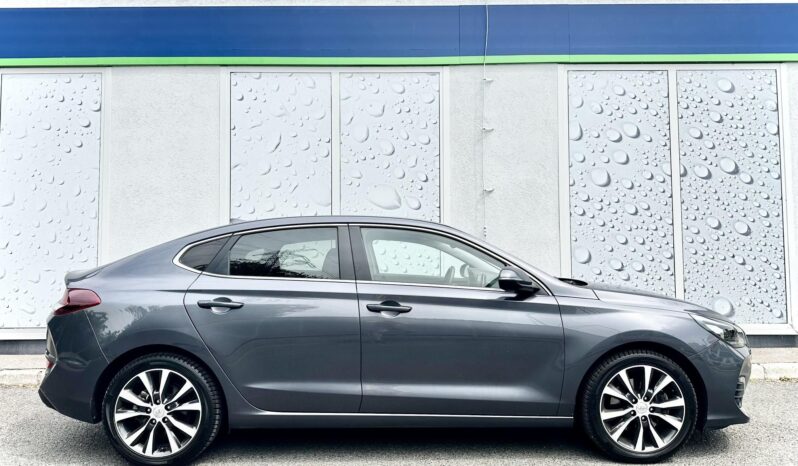 HYUNDAI I30 Fastback 1.4 T-GDi Premium MAGYAR-84eKM-KAMERA-CARPLAY-FÉLBŐR-ÜLÉSFŰTÉS-1TULAJ-GARANCIA! teljes