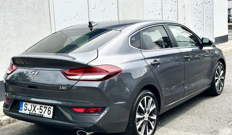 HYUNDAI I30 Fastback 1.4 T-GDi Premium MAGYAR-84eKM-KAMERA-CARPLAY-FÉLBŐR-ÜLÉSFŰTÉS-1TULAJ-GARANCIA! teljes