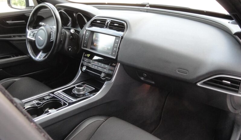 JAGUAR XE 2.0 l4D R-Sport (Automata) NAVI-KAMERA-F1-EL.TETŐ-VEZETÉSTÁMOGATÓ-Mo-i-1 ÉV GARANCIÁVAL!! teljes