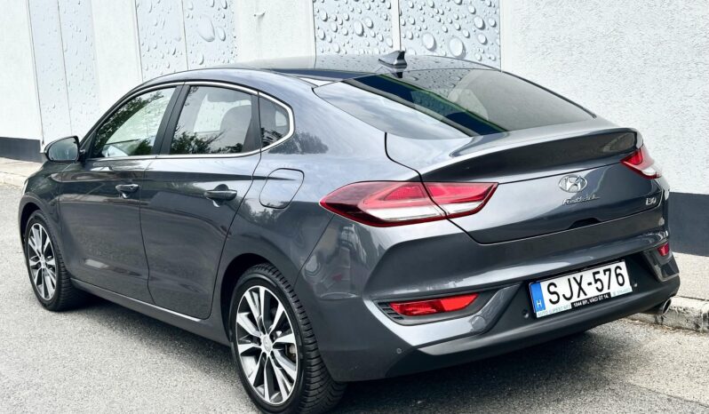 HYUNDAI I30 Fastback 1.4 T-GDi Premium MAGYAR-84eKM-KAMERA-CARPLAY-FÉLBŐR-ÜLÉSFŰTÉS-1TULAJ-GARANCIA! teljes